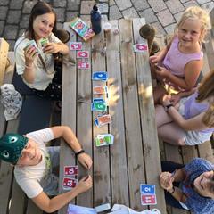Ferienbetreuung+22+-+Kinder+beim+Kartenspiel
